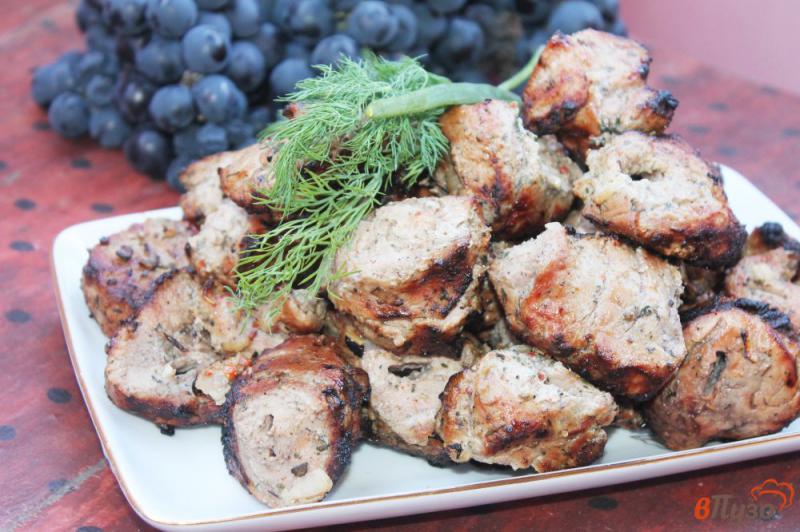 Фото приготовление рецепта: Шашлык из свиной вырезки маринованной в Айране с укропом шаг №8