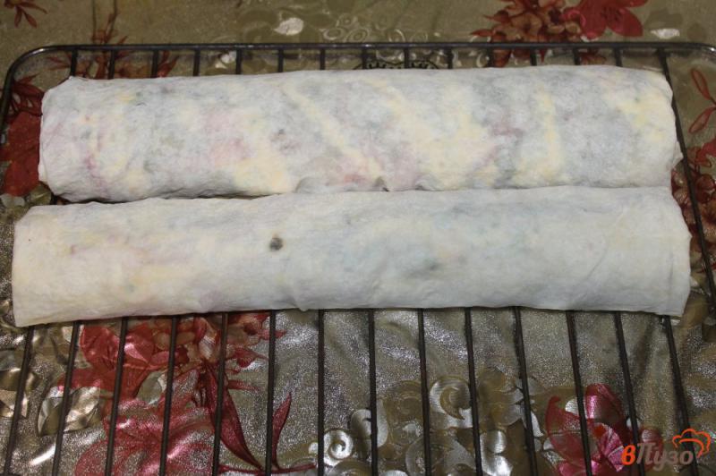 Фото приготовление рецепта: Рулет из лаваша с печеным баклажаном и фетой на мангале шаг №7