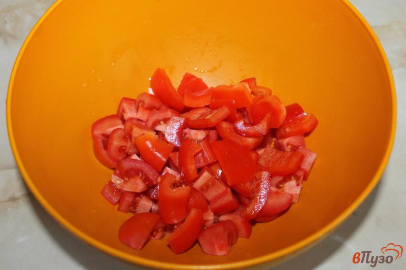 Фото приготовление рецепта: Салат из помидоров, жареных мидий и феты шаг №2