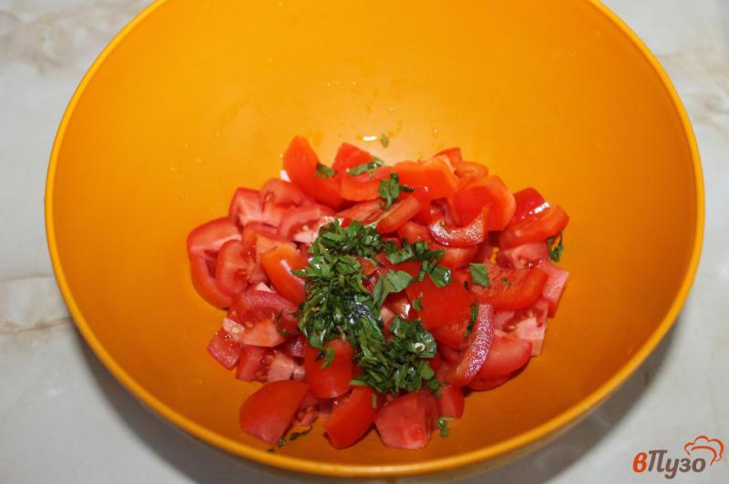 Фото приготовление рецепта: Салат из помидоров, жареных мидий и феты шаг №3