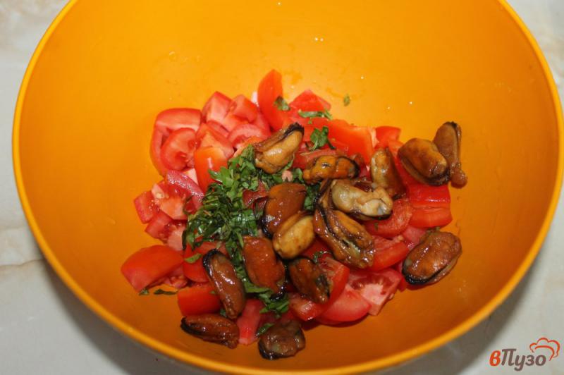 Фото приготовление рецепта: Салат из помидоров, жареных мидий и феты шаг №6
