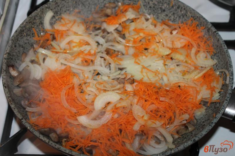 Фото приготовление рецепта: Маслята с морковью в сметанном соусе шаг №4