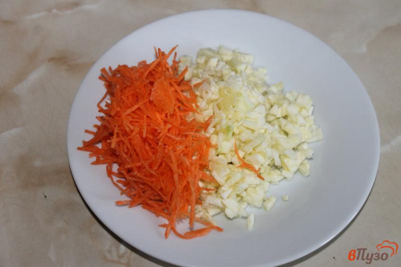 Фото приготовление рецепта: Лодочки из кабачка с куриным фаршем, морковью и сыром в микроволновке шаг №2