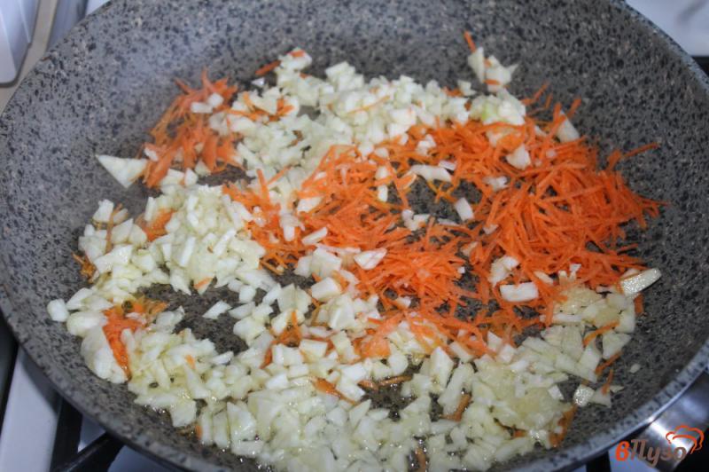 Фото приготовление рецепта: Лодочки из кабачка с куриным фаршем, морковью и сыром в микроволновке шаг №3