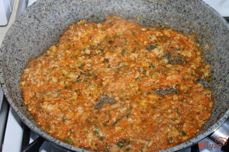 Фото приготовление рецепта: Лодочки из кабачка с куриным фаршем, морковью и сыром в микроволновке шаг №4