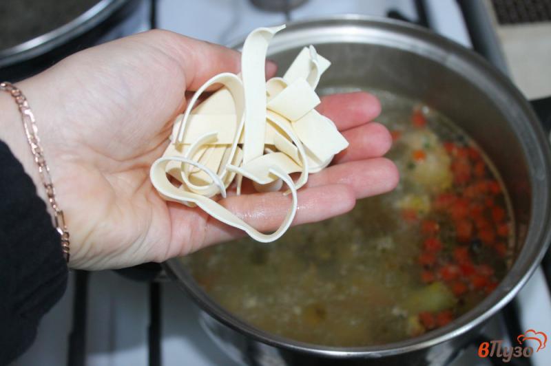 Фото приготовление рецепта: Суп с брокколи, болгарским перцем и куриными фрикадельками шаг №6