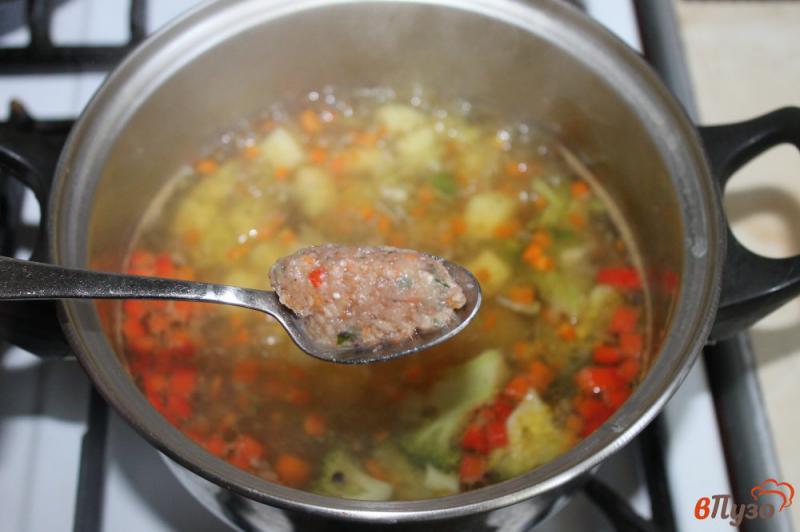 Фото приготовление рецепта: Суп с брокколи, болгарским перцем и куриными фрикадельками шаг №5