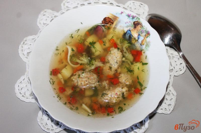 Фото приготовление рецепта: Суп с брокколи, болгарским перцем и куриными фрикадельками шаг №7
