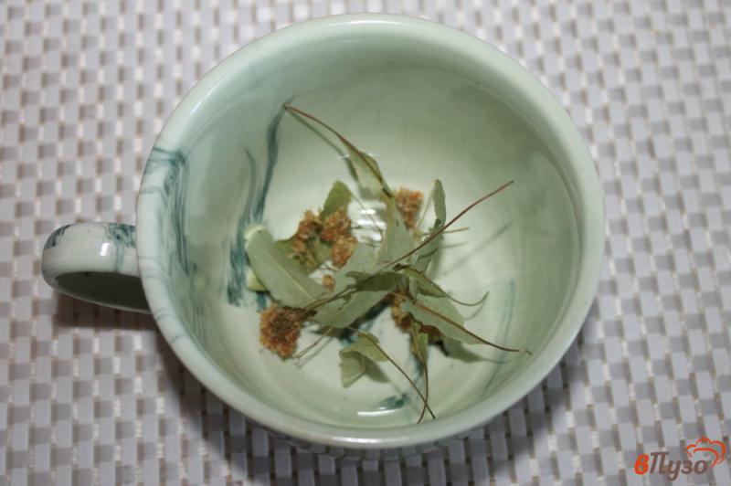 Фото приготовление рецепта: Чай из липы и шиповника с лимоном и имбирем шаг №1