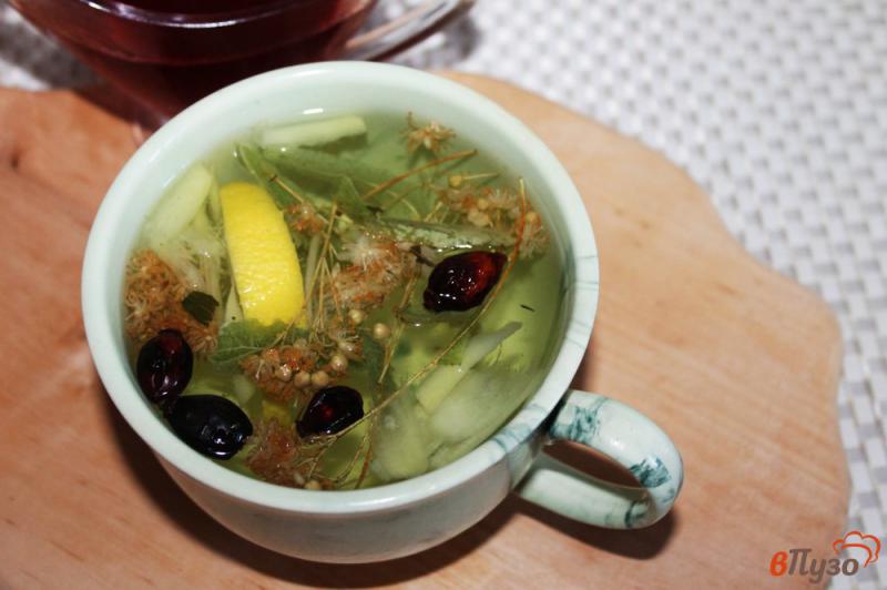 Фото приготовление рецепта: Чай из липы и шиповника с лимоном и имбирем шаг №6