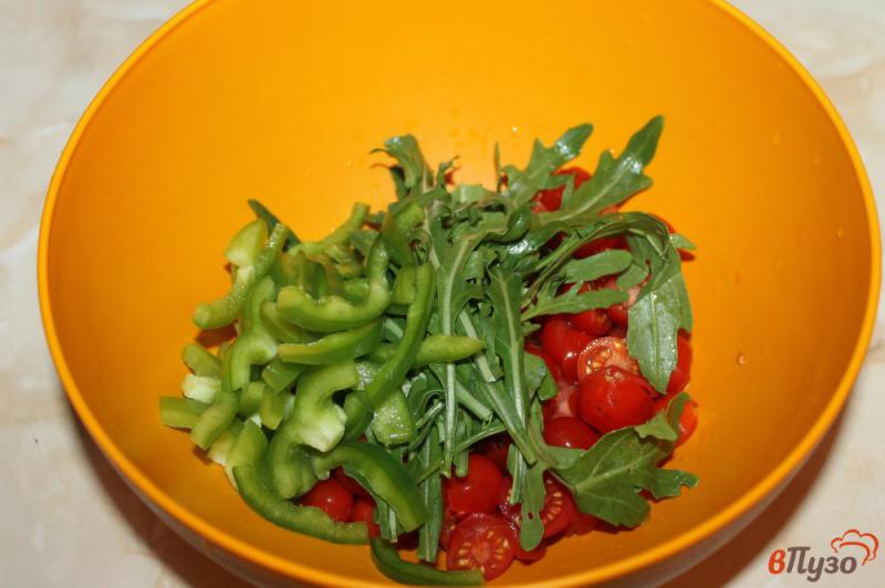 Фото приготовление рецепта: Салат из помидоров черри, зеленого перца и рукколы в соево -кунжутной заправке шаг №3