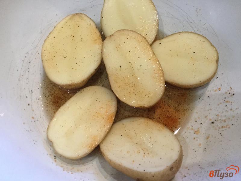 Фото приготовление рецепта: Запеченный картофель со специями шаг №4