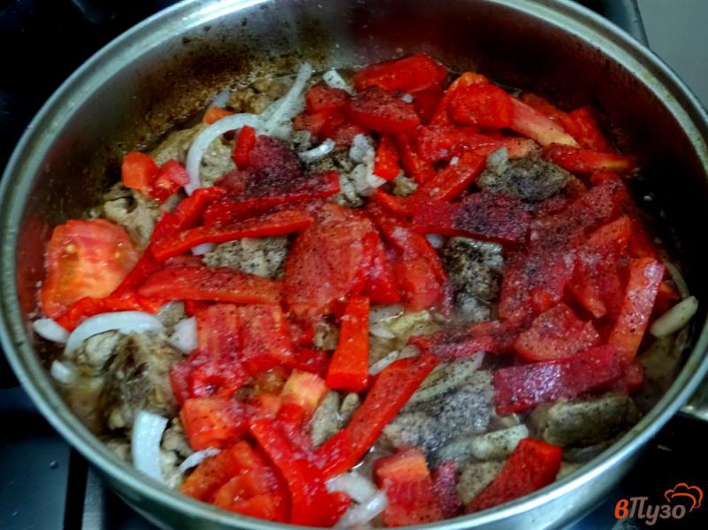Фото приготовление рецепта: Свинина с помидорами и перцем шаг №7