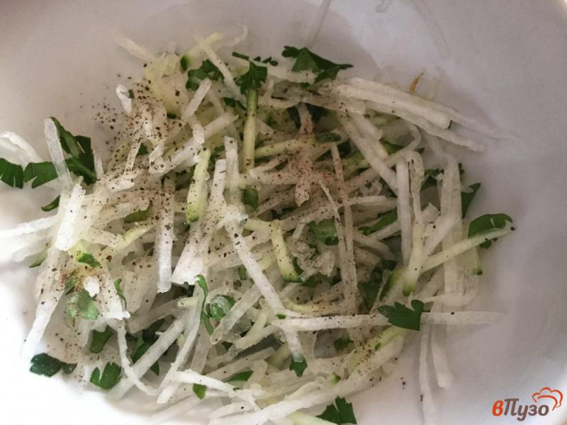 Фото приготовление рецепта: Витаминный салат из помидоров, огурцов и редьки шаг №4