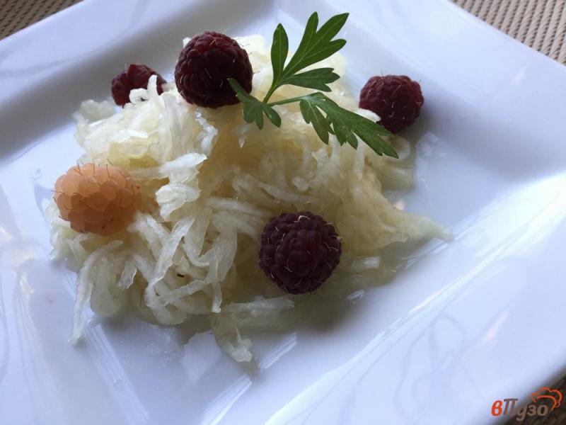 Фото приготовление рецепта: Салат из редьки, малины с медом шаг №4