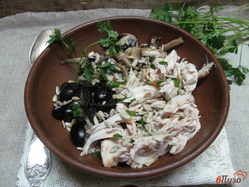 Фото приготовление рецепта: Салат из перловки с курицей грибами и виноградом шаг №8