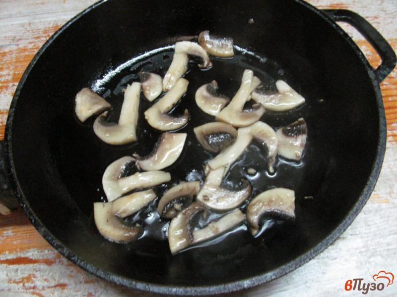 Фото приготовление рецепта: Салат из перловки с курицей грибами и виноградом шаг №4