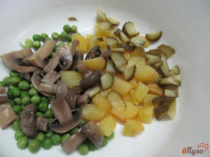 Фото приготовление рецепта: Салат из картофеля с маринованными грибами шаг №2