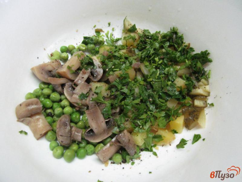 Фото приготовление рецепта: Салат из картофеля с маринованными грибами шаг №3