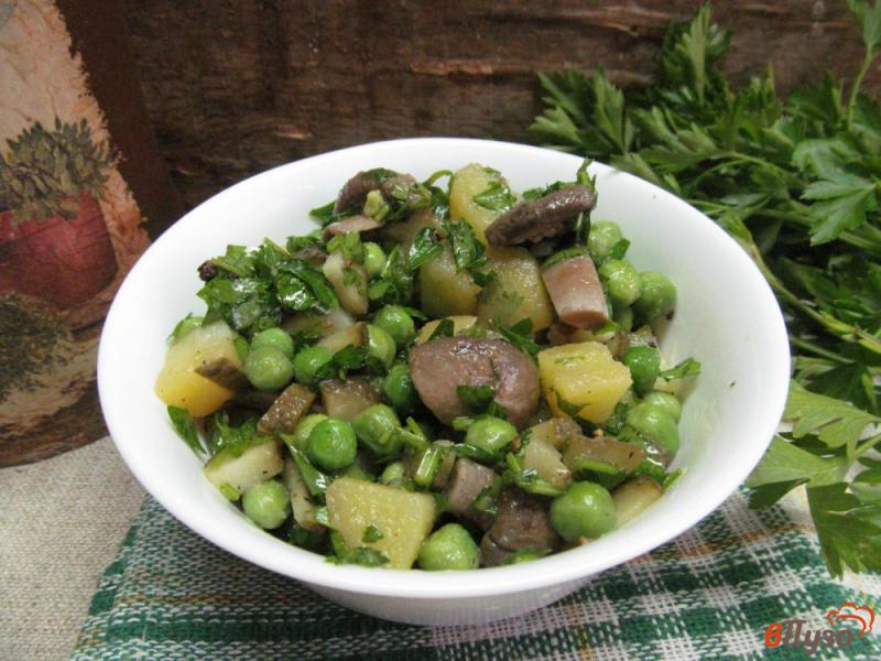 Фото приготовление рецепта: Салат из картофеля с маринованными грибами шаг №4