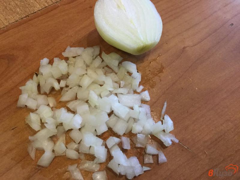 Фото приготовление рецепта: Салат из дайкона с квашеной капустой шаг №2