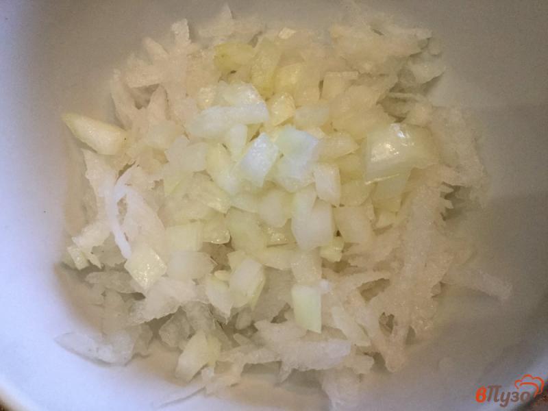 Фото приготовление рецепта: Салат из дайкона с квашеной капустой шаг №3