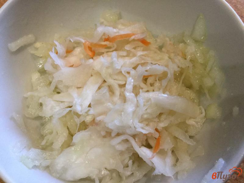 Фото приготовление рецепта: Салат из дайкона с квашеной капустой шаг №5