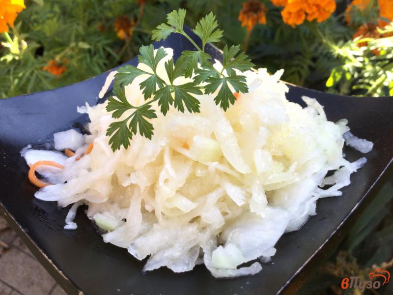 Фото приготовление рецепта: Салат из дайкона с квашеной капустой шаг №6