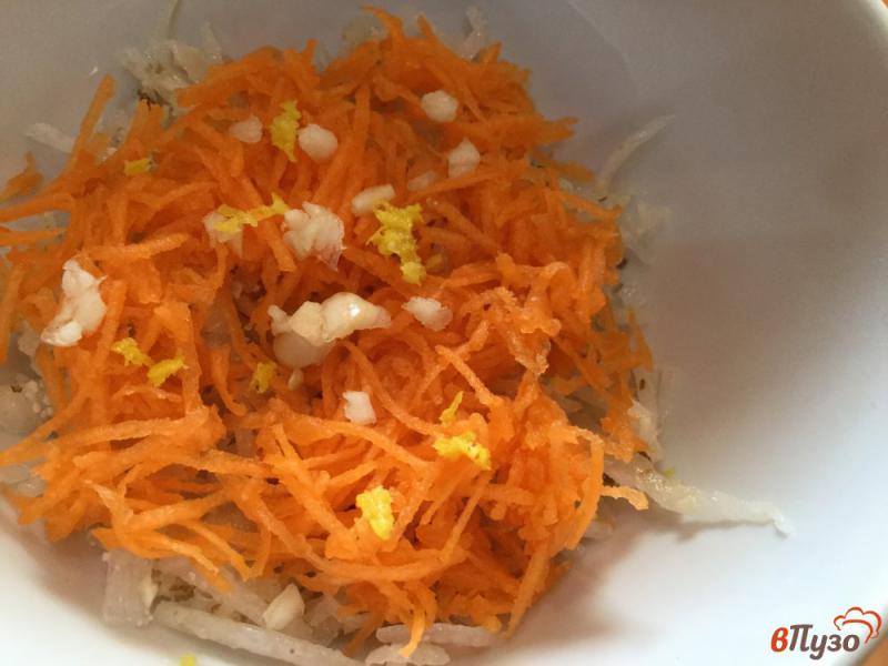 Фото приготовление рецепта: Овощной салат с морковью, редькой и орехами шаг №5
