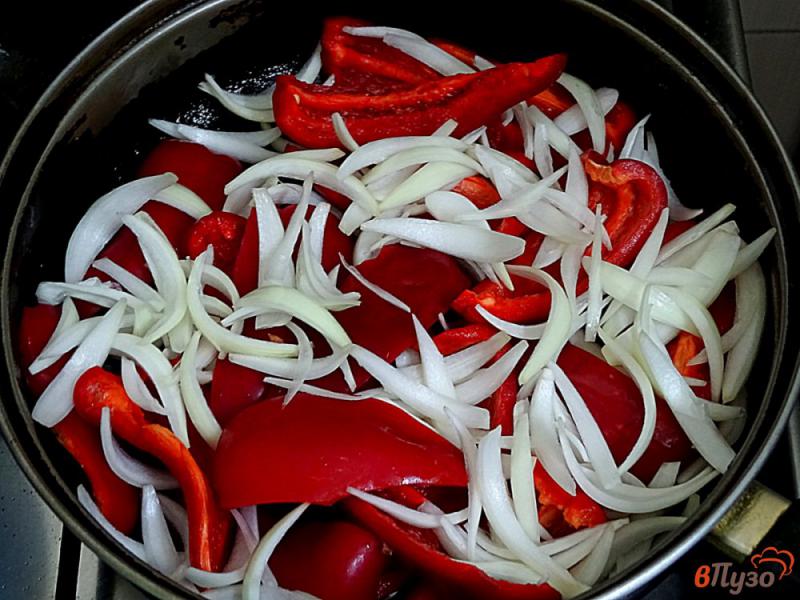 Фото приготовление рецепта: Болгарский перец с помидорами на сковороде шаг №5