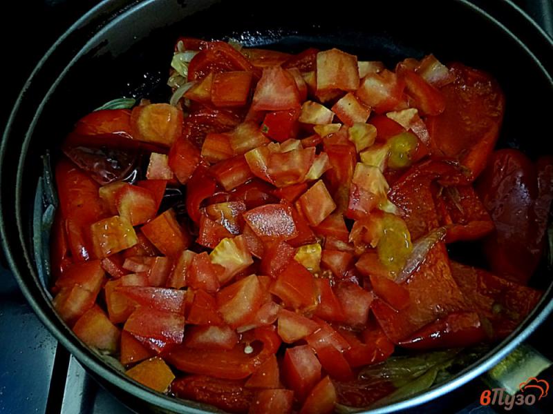 Фото приготовление рецепта: Болгарский перец с помидорами на сковороде шаг №7