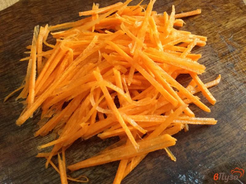 Фото приготовление рецепта: Салат из редьки с луком и морковью шаг №2