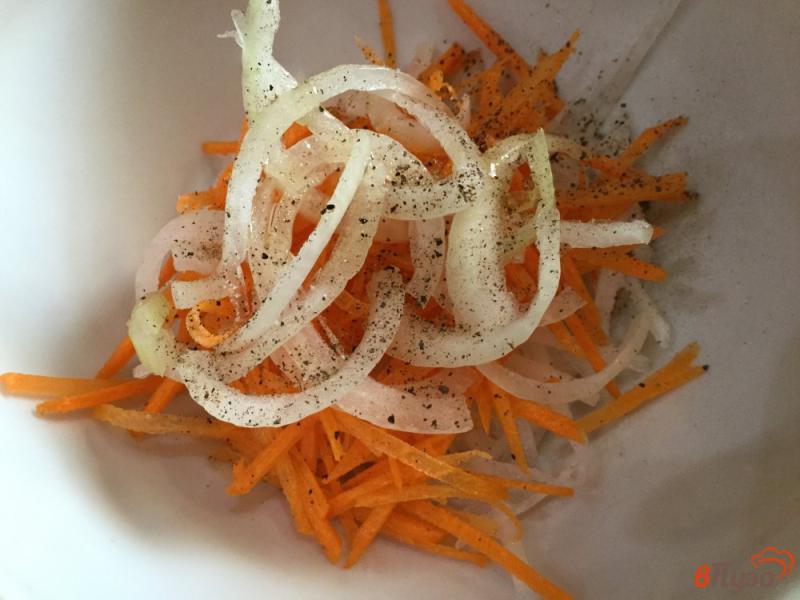Фото приготовление рецепта: Салат из редьки с луком и морковью шаг №5