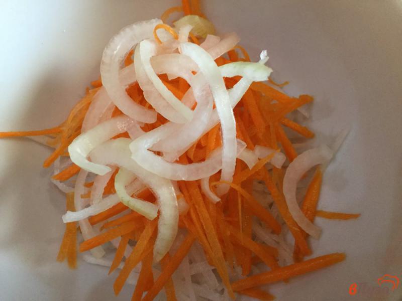 Фото приготовление рецепта: Салат из редьки с луком и морковью шаг №4