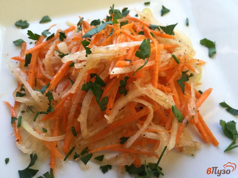 Фото приготовление рецепта: Салат из редьки с луком и морковью шаг №6