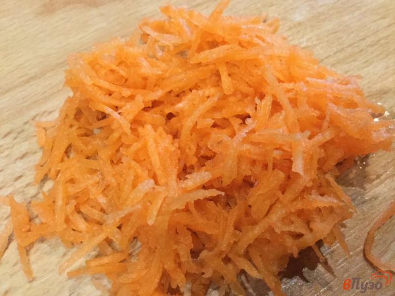 Фото приготовление рецепта: Салат из моркови, яблок и редьки шаг №3