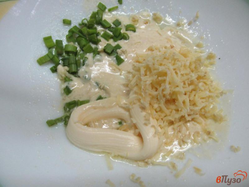 Фото приготовление рецепта: Салат с сыром и редисом шаг №2