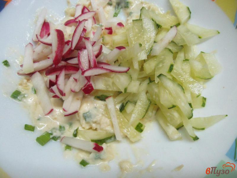 Фото приготовление рецепта: Салат с сыром и редисом шаг №3