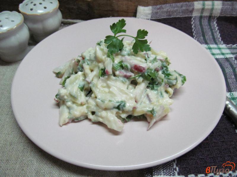 Фото приготовление рецепта: Салат с сыром и редисом шаг №4