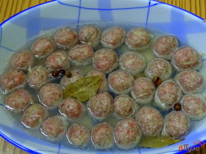 Фото приготовление рецепта: Фрикадельки в томатно-сметанном соусе шаг №5