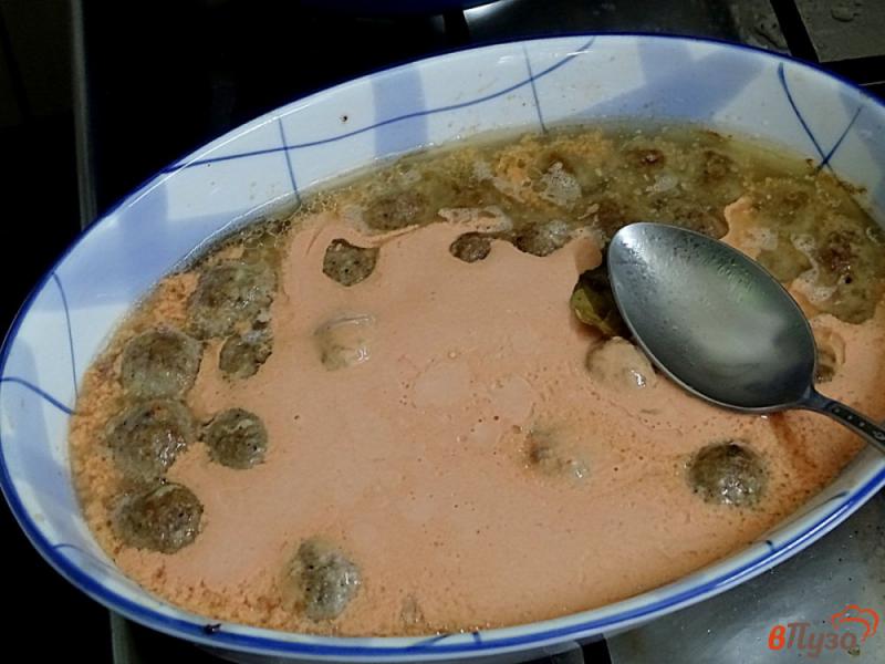 Фото приготовление рецепта: Фрикадельки в томатно-сметанном соусе шаг №8