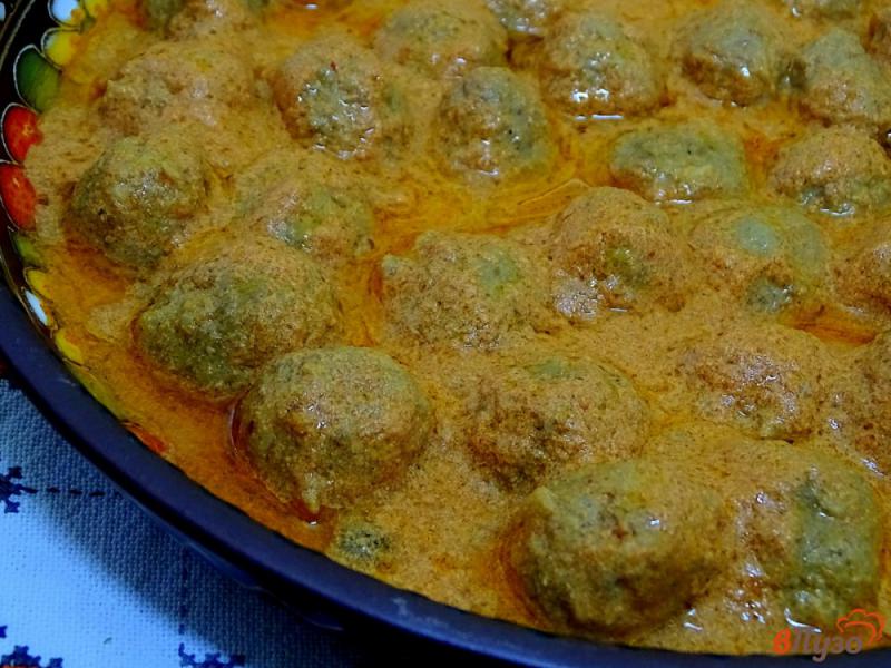Фото приготовление рецепта: Фрикадельки в томатно-сметанном соусе шаг №9