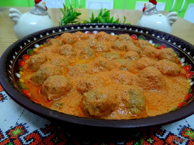 Фото приготовление рецепта: Фрикадельки в томатно-сметанном соусе шаг №10
