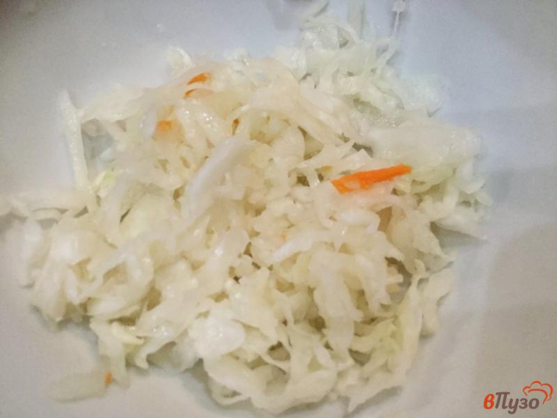 Фото приготовление рецепта: Салат из квашеной капусты и чернослива шаг №3