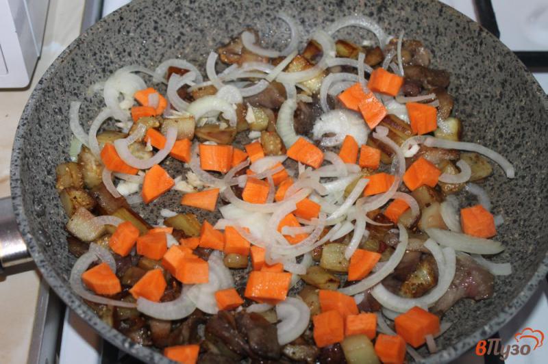 Фото приготовление рецепта: Баклажаны с лесными грибами под сыром шаг №6