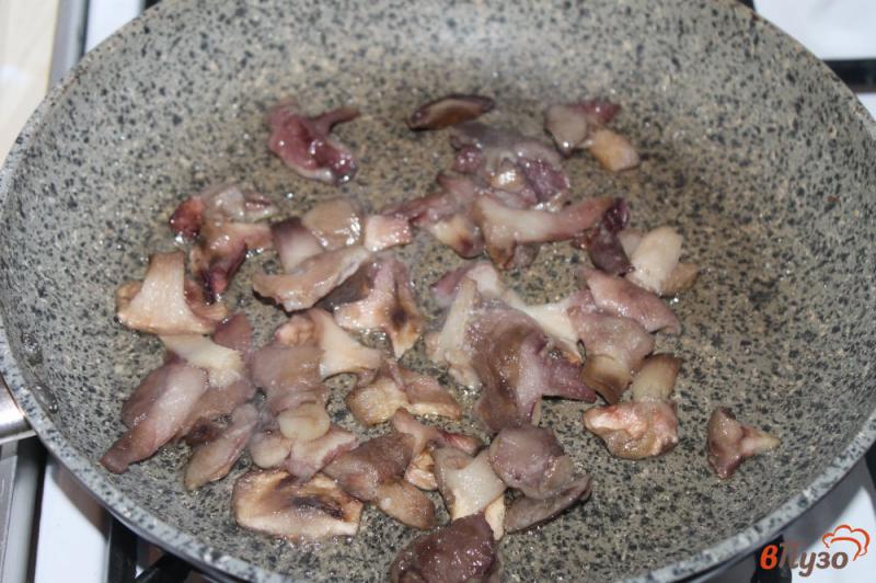 Фото приготовление рецепта: Баклажаны с лесными грибами под сыром шаг №4