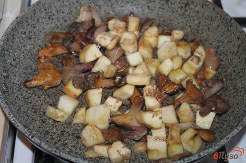 Фото приготовление рецепта: Баклажаны с лесными грибами под сыром шаг №5