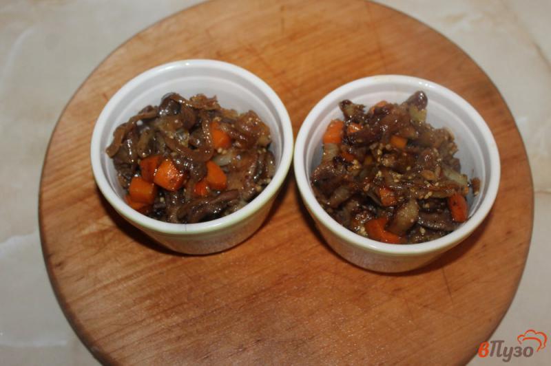 Фото приготовление рецепта: Баклажаны с лесными грибами под сыром шаг №7