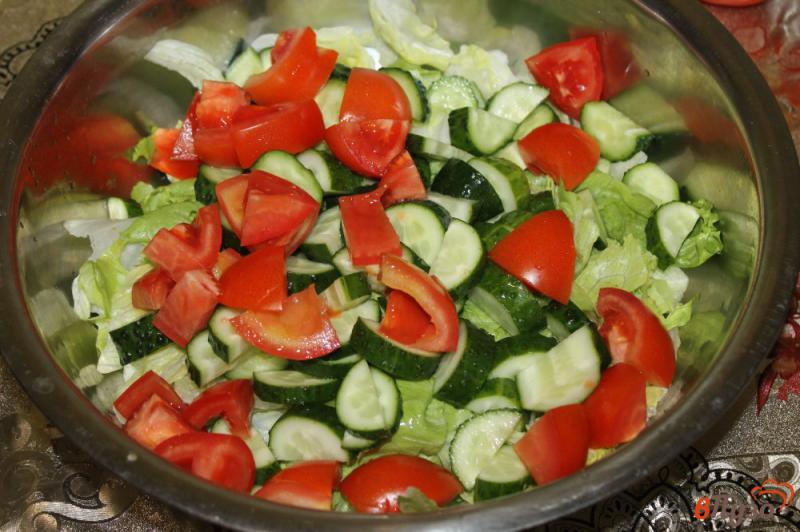 Фото приготовление рецепта: Салат по - гречески с маслинами шаг №3
