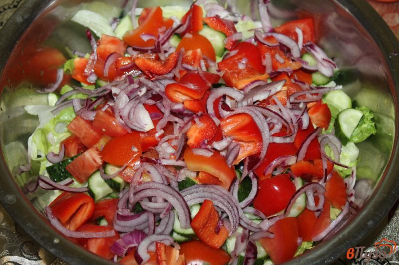 Фото приготовление рецепта: Салат по - гречески с маслинами шаг №4